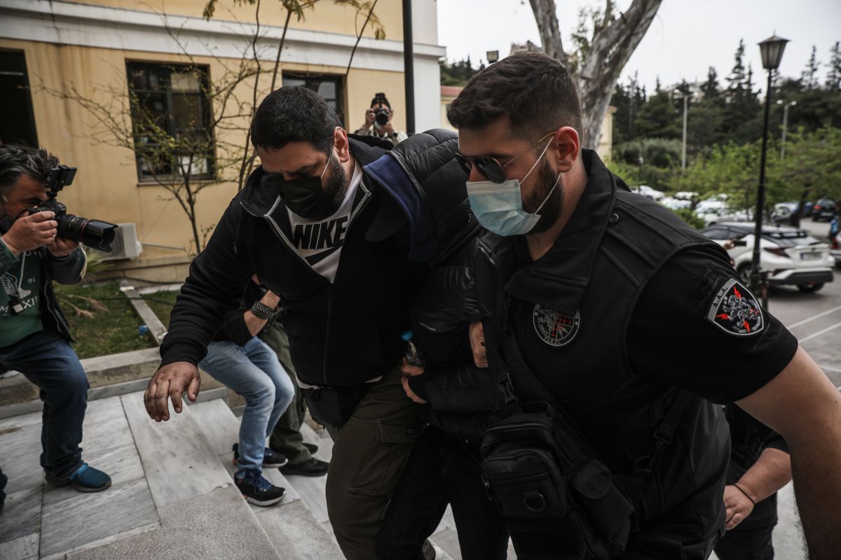 Μένιος Φουρθιώτης: Με χειροπέδες στον εισαγγελέα