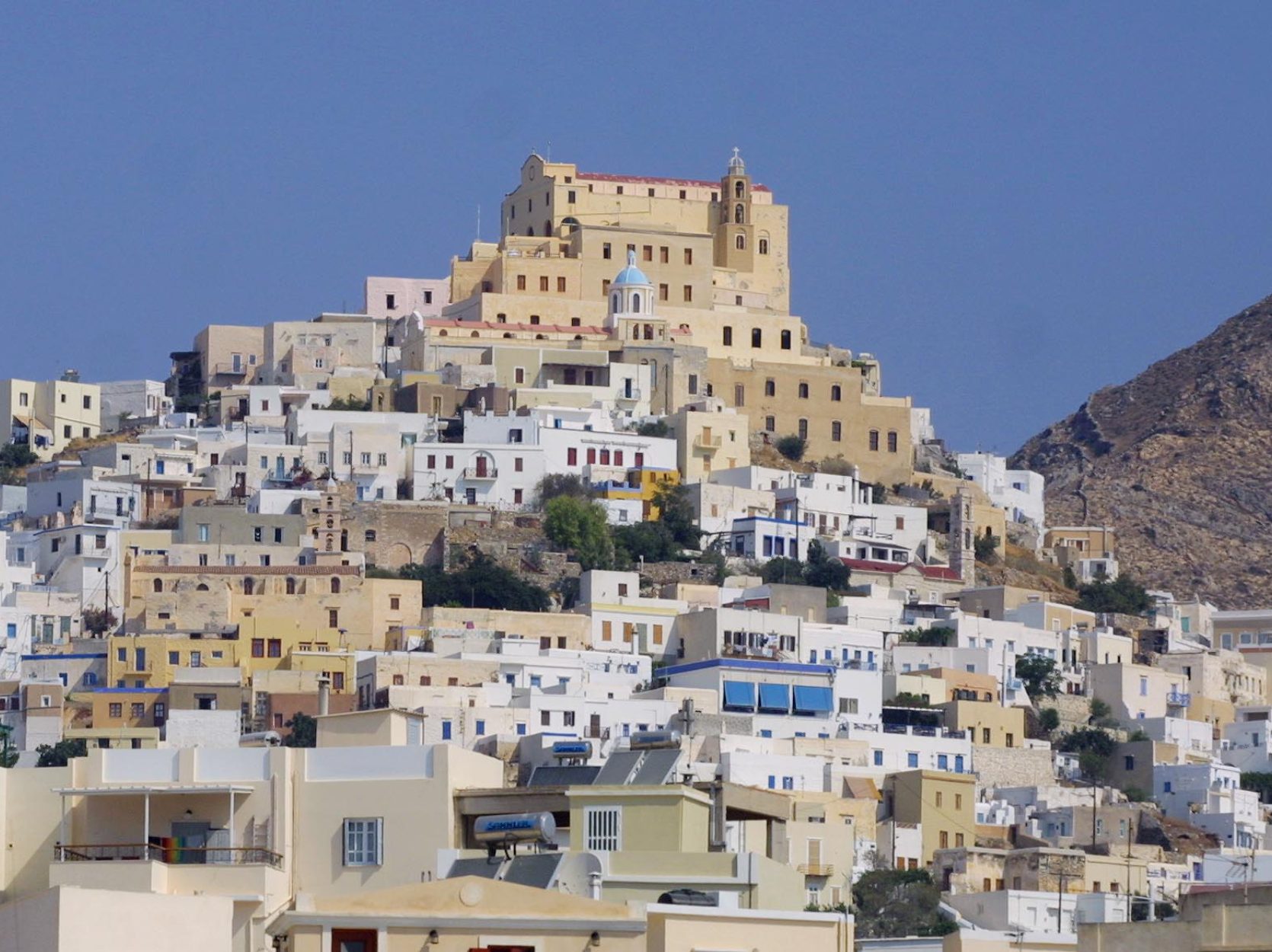Κορωνοϊός: Δεκάδες Αθηναίοι ταξιδεύουν στη Σύρο για να εμβολιαστούν με Johnson & Johnson