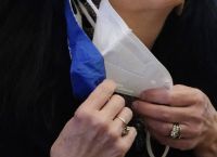 Διπλή μάσκα: Η προστασία αυξάνεται ως 80% Διπλή μάσκα: Η προστασία αυξάνεται ως 80%
