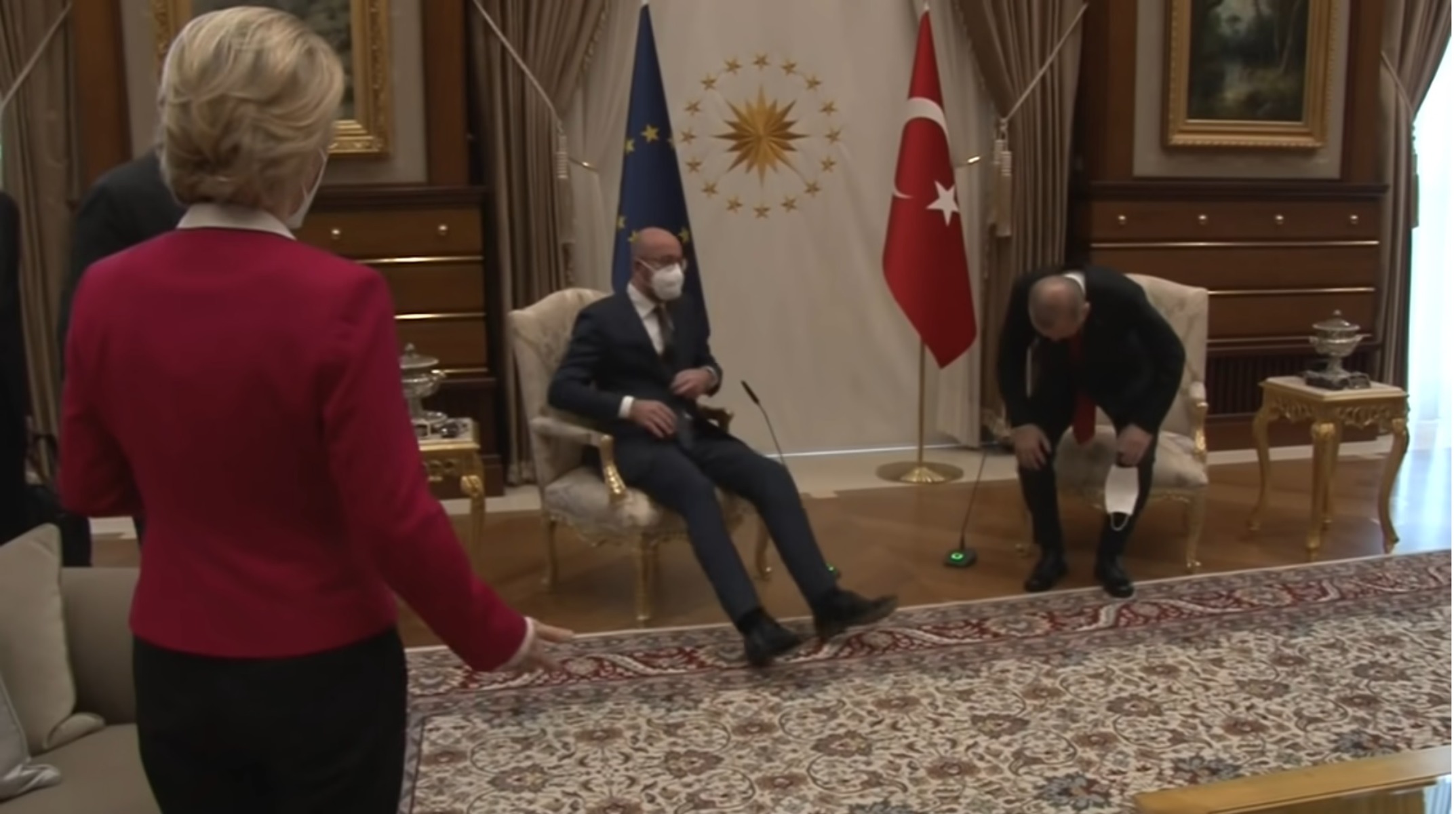 Ούρσουλα Φον ντερ Λάιεν: Οργή για το «καψώνι» από τον Ερντογάν