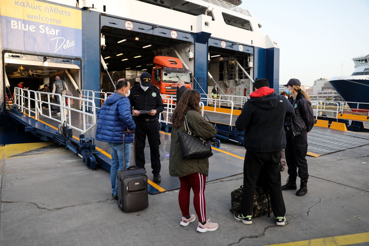 Μετακινήσεις για Πάσχα: Σταθερή η κίνηση στα λιμάνια της Αττικής