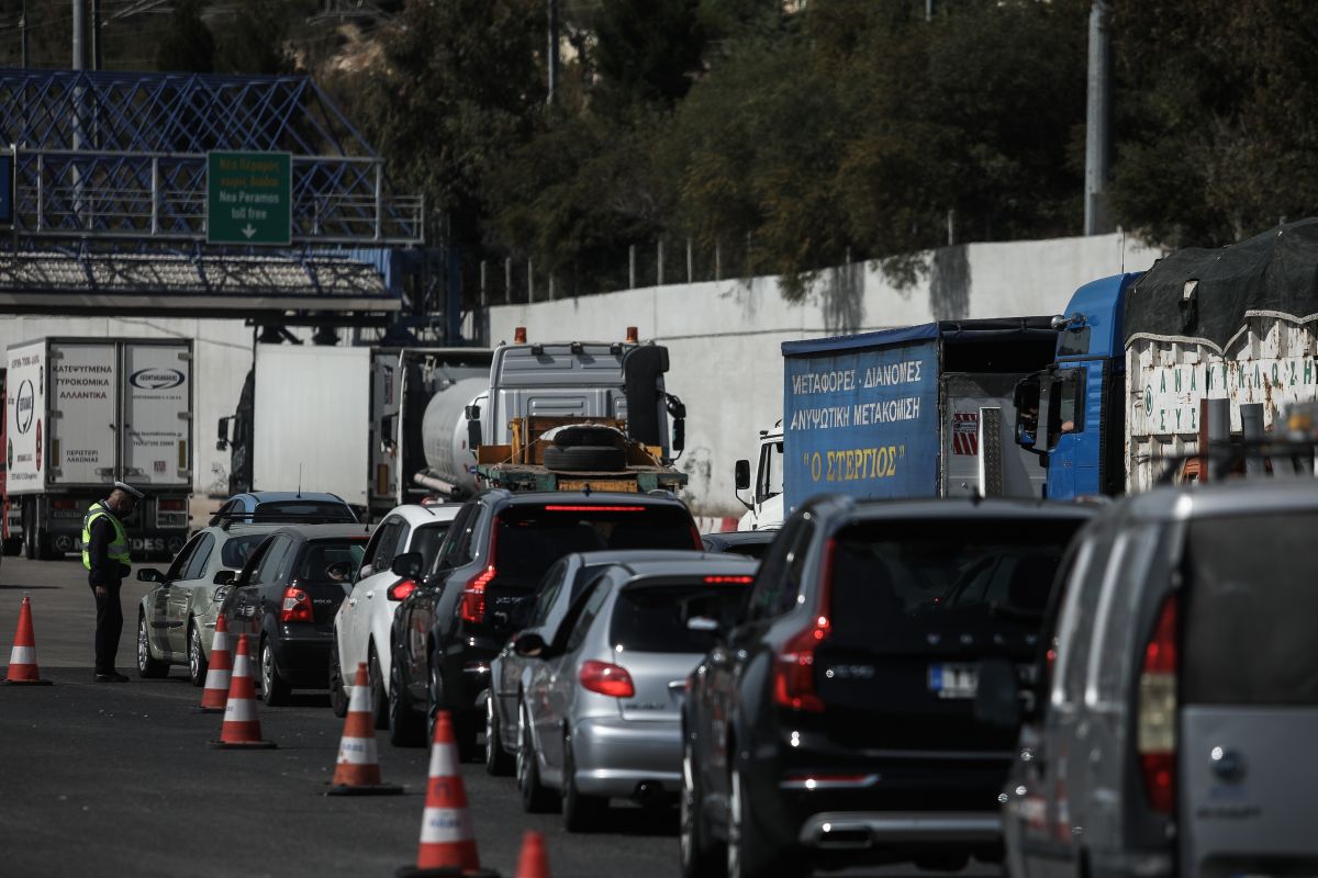 Μετακινήσεις εκτός νομού: Πήγε στα διόδια Ελευσίνας για να ρωτήσει αν μπορεί να ταξιδέψει