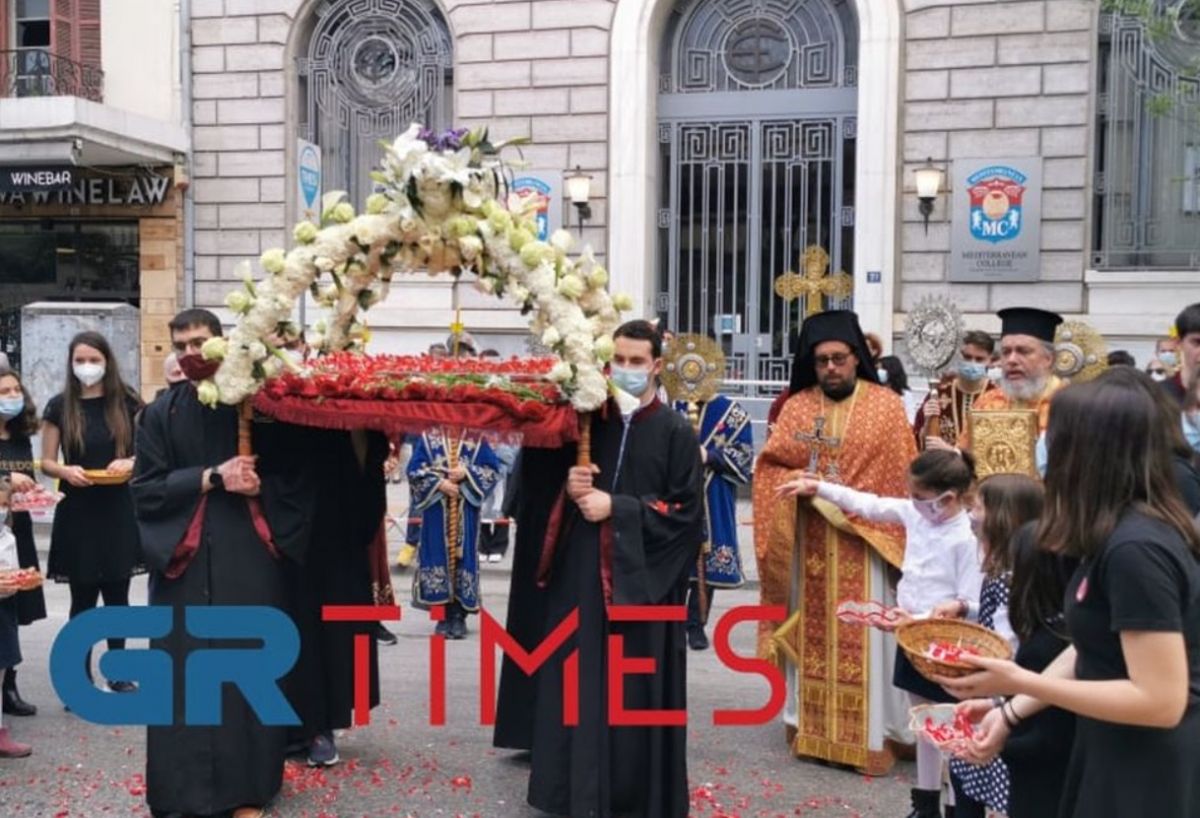 Θεσσαλονίκη: Η περιφορά του Επιταφίου στην εκκλησία του Αγίου Μηνά