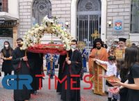 Θεσσαλονίκη: Η περιφορά του Επιταφίου στην εκκλησία του Αγίου Μηνά