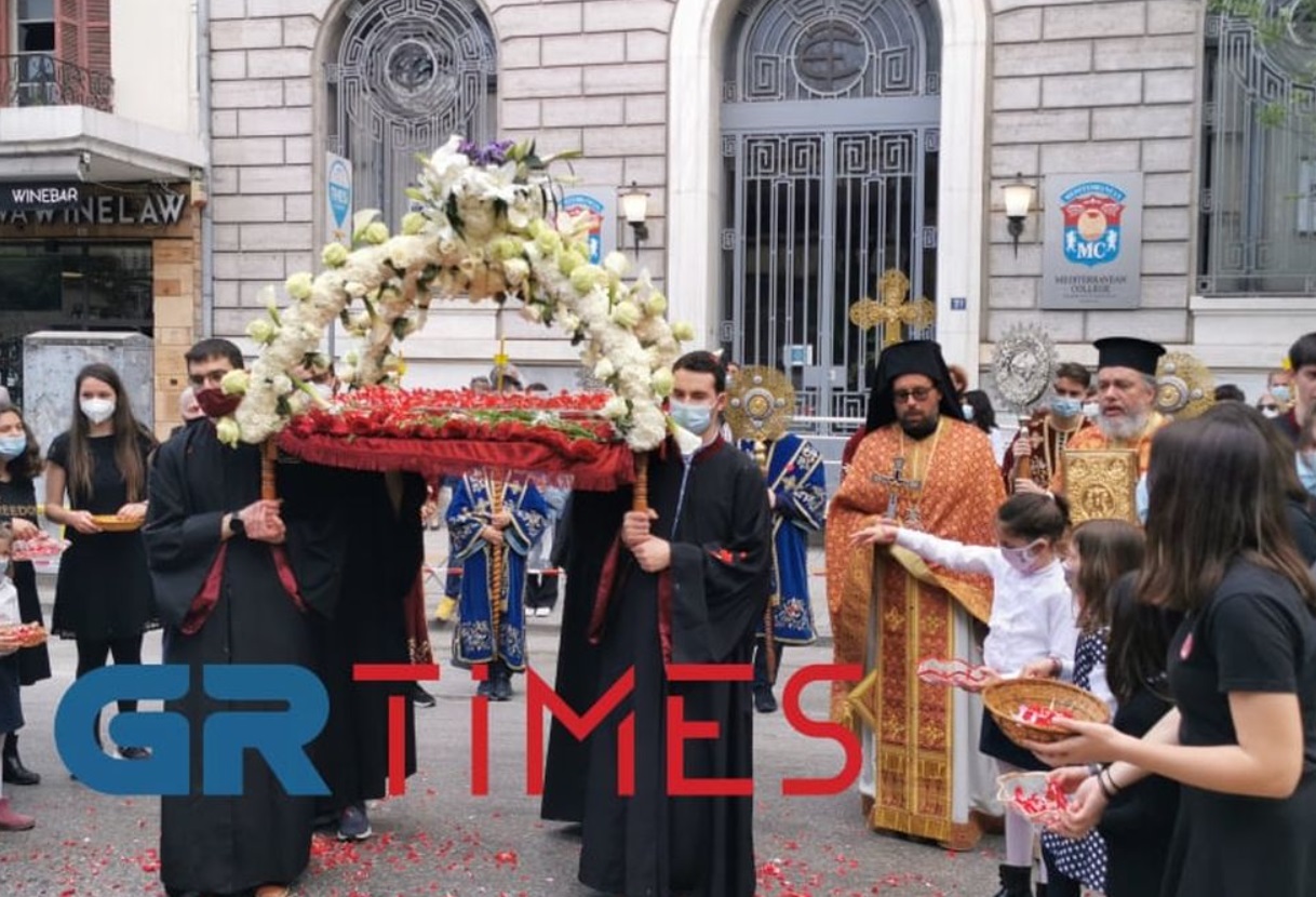 Θεσσαλονίκη: Η περιφορά του Επιταφίου στην εκκλησία του Αγίου Μηνά