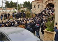 Kηδεία Αρχιμανδρίτη: Συνωστισμός και χωρίς μάσκες Kηδεία Αρχιμανδρίτη: Συνωστισμός και χωρίς μάσκες