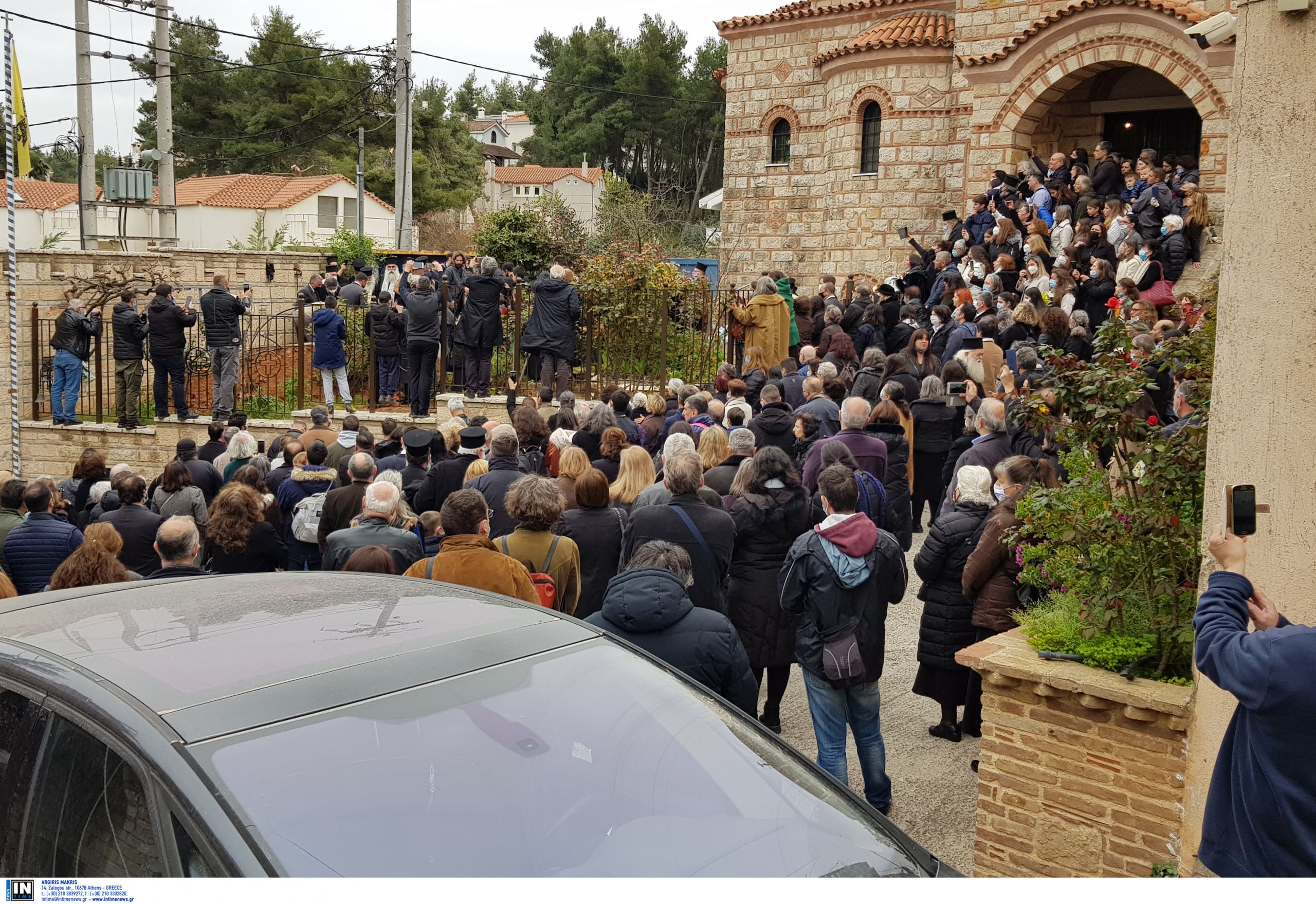 Kηδεία Αρχιμανδρίτη: Συνωστισμός και χωρίς μάσκες