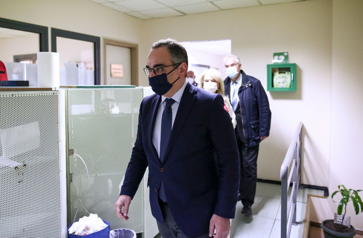 Κοντοζαμάνης: Οι ανεμβολίαστοι υγειονομικοί θα δώσουν πίσω χρήματα