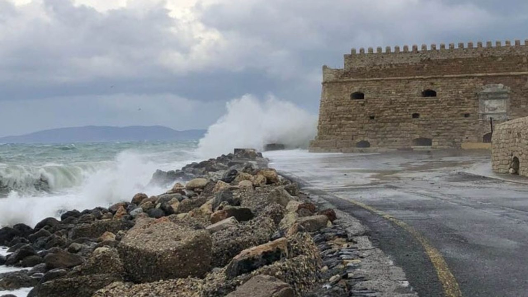 Καιρός Κρήτη: Θυελλώδεις άνεμοι με αυξημένες θερμοκρασίες