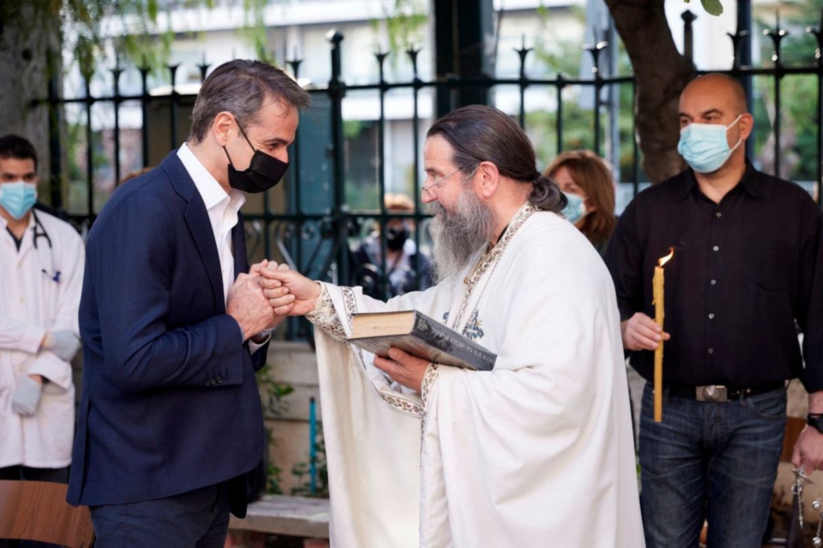 Κυριάκος Μητσοτάκης: Με τον γιο του στον επιτάφιο του Ιπποκράτειου