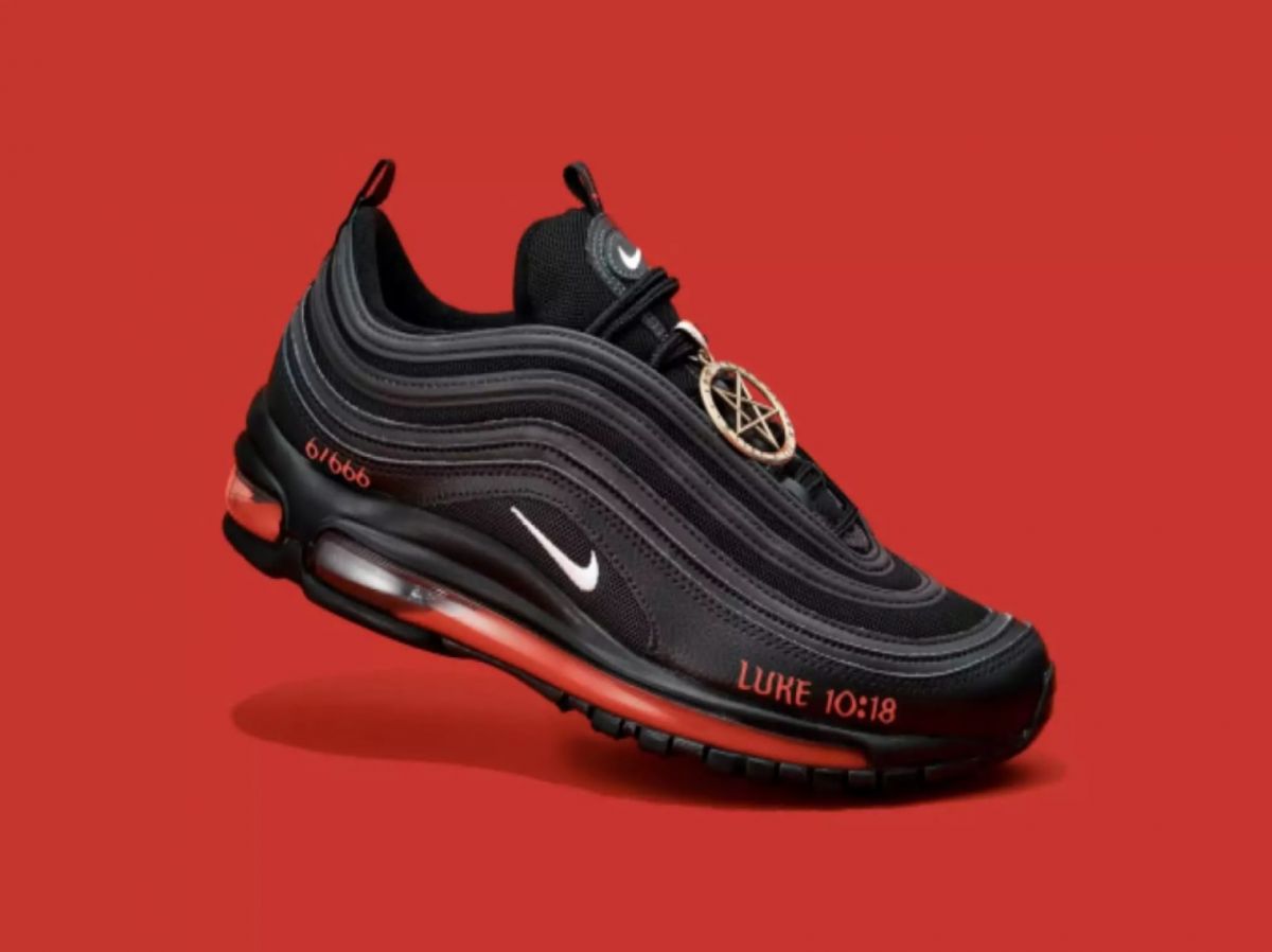 Nike: Αποσύρονται τα παπούτσια του σατανά
