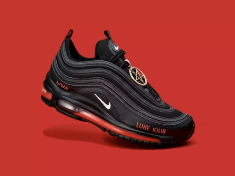 Nike: Αποσύρονται τα παπούτσια του σατανά