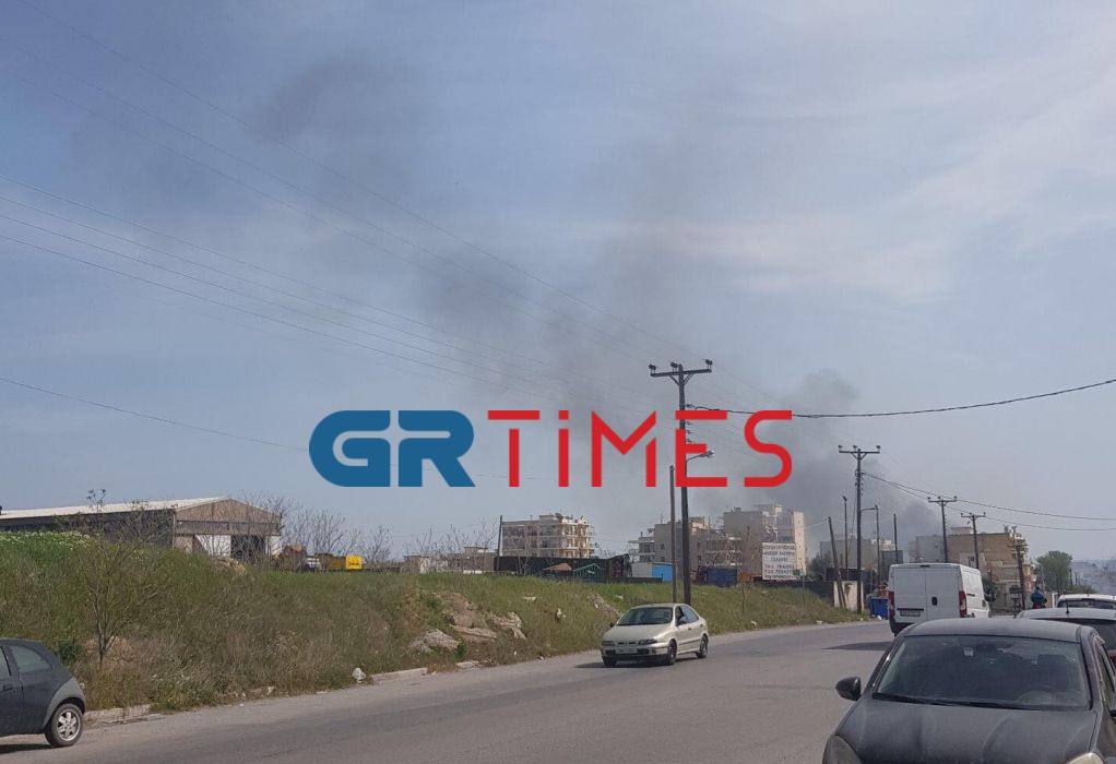 Φωτιά Εύοσμος: Πυρκαγιά σε ξερά χόρτα