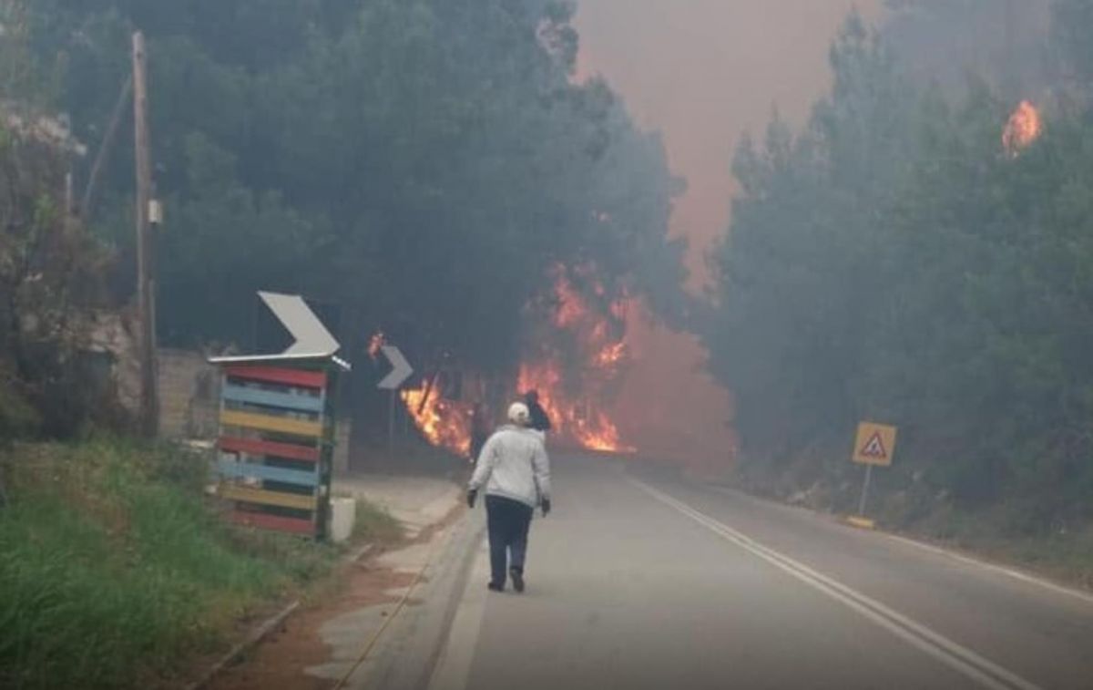 Σάμος φωτιά: Σε εξέλιξη μεγάλη πυρκαγιά