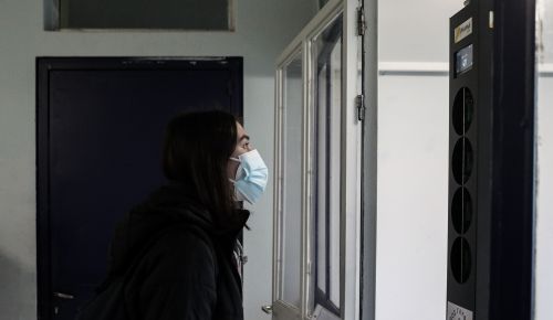 Κορωνοϊος: Κλειστά 400 σχολεία λόγω κρουσμάτων