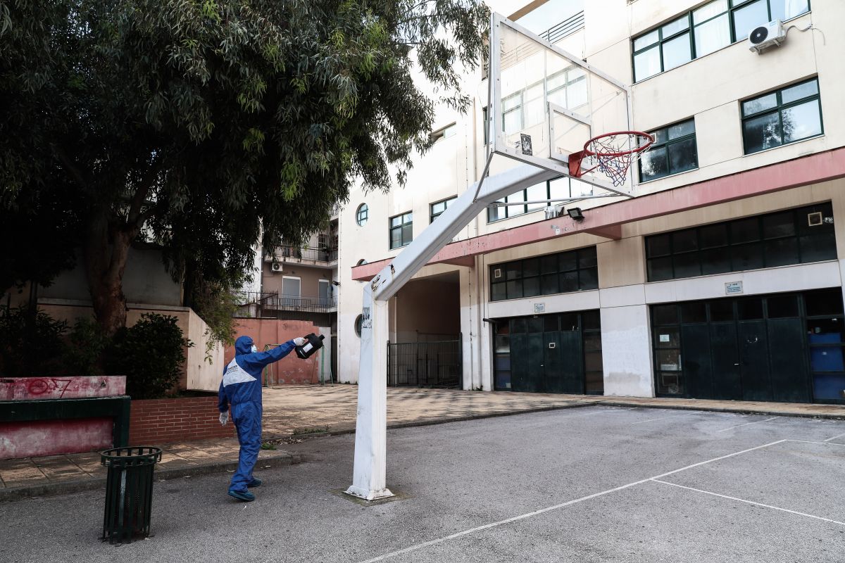 Σχολεία: Αντιδράσεις για τους ανεμβολίαστους εκπαιδευτικούς μέσα στις τάξεις