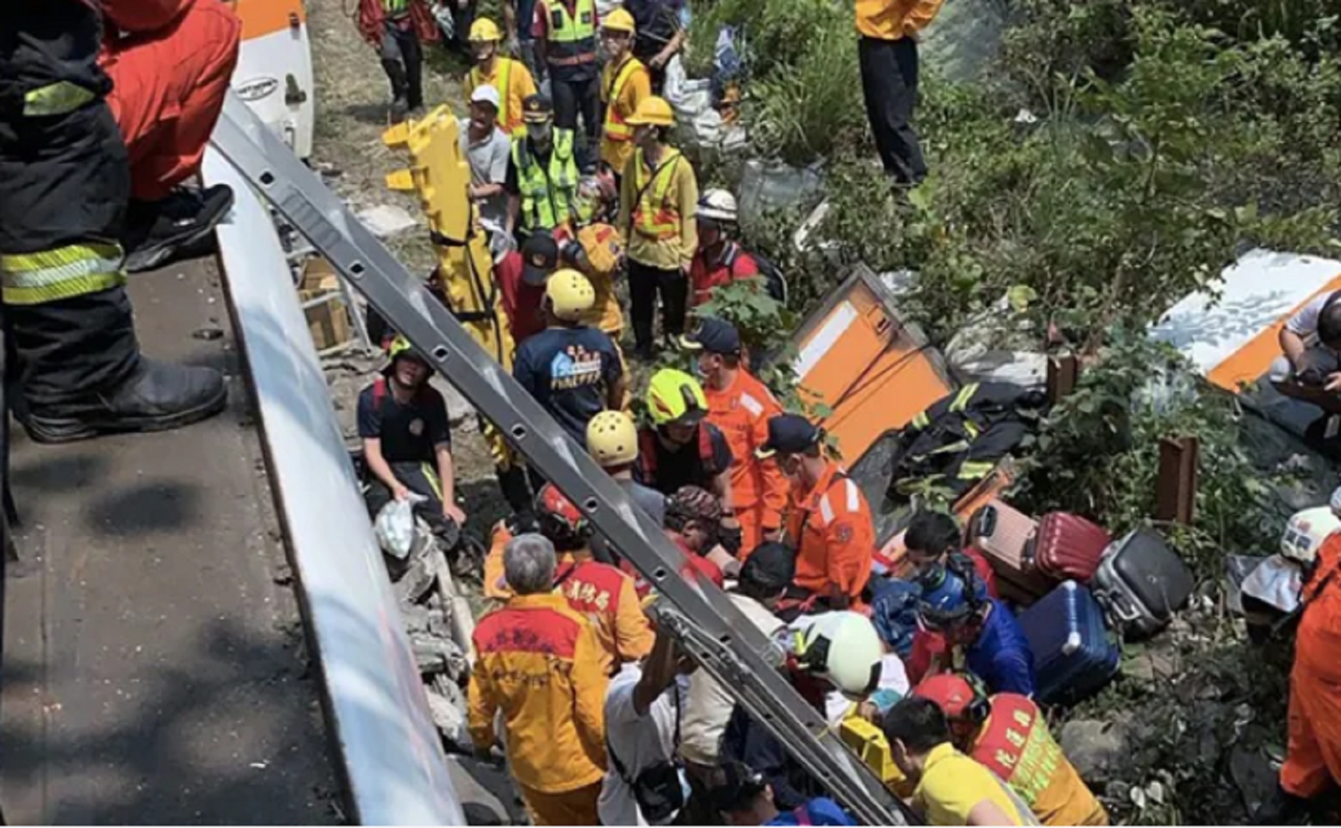 Ταϊβάν: Πάνω από 40 οι νεκροί από τον εκτροχιασμό του τρένου