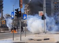 Κουκουλοφόρος πετάει μολότοφ και βάζει φωτιά σε διαδηλωτή και αστυνομικό Κουκουλοφόρος πετάει μολότοφ και βάζει φωτιά σε διαδηλωτή και αστυνομικό