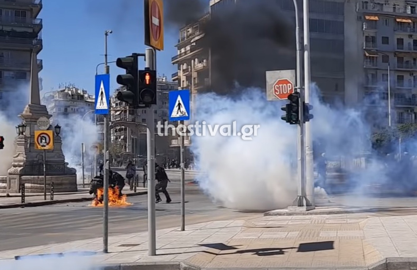 Κουκουλοφόρος πετάει μολότοφ και βάζει φωτιά σε διαδηλωτή και αστυνομικό