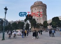 Θεσσαλονίκη: Κοσμοσυρροή στην παραλία