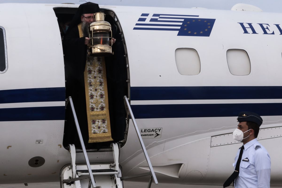 Άγιο Φως: Έφτασε στην Ελλάδα με το κυβερνητικό αεροσκάφος