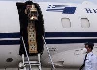 Άγιο Φως: Έφτασε στην Ελλάδα με το κυβερνητικό αεροσκάφος Άγιο Φως: Έφτασε στην Ελλάδα με το κυβερνητικό αεροσκάφος