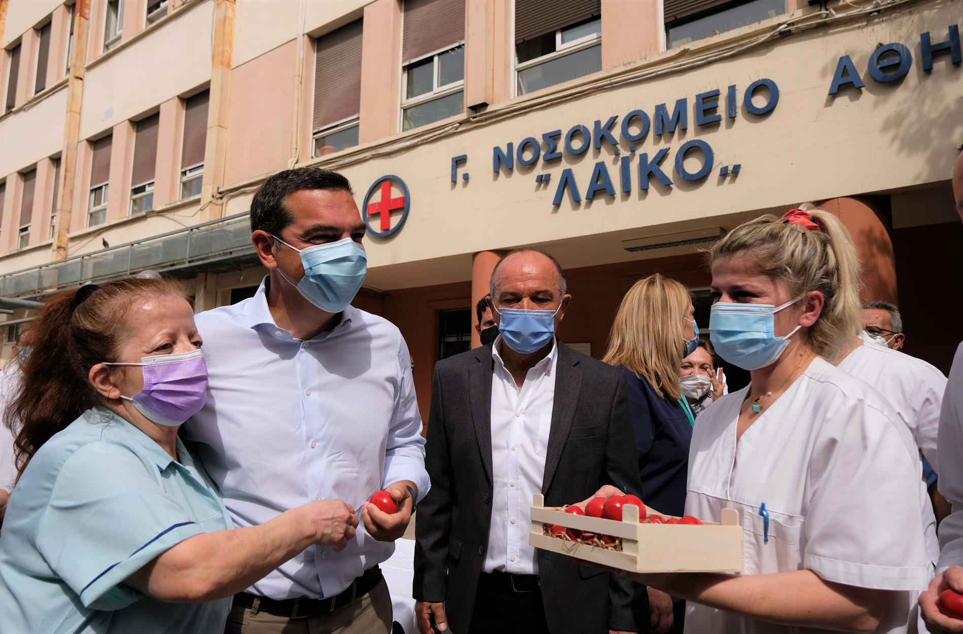 Τσίπρας: Επισκέφθηκε το Λαϊκό νοσοκομείο