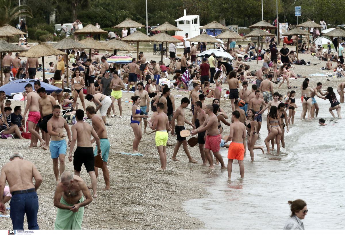 Παραλίες Αττικής: Άνθρωποι όλων των ηλικιών θέλησαν να κάνουν μια βουτιά