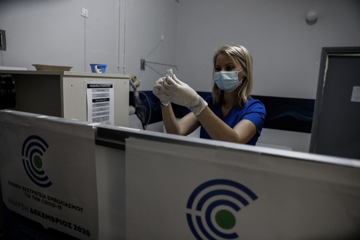 Εμβόλια κορωνοϊός: Τα πιθανά συμπτώματα αν κάνετε AstraZeneca ή Pfizer