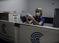 Εμβόλια κορωνοϊός: Τα πιθανά συμπτώματα αν κάνετε AstraZeneca ή Pfizer