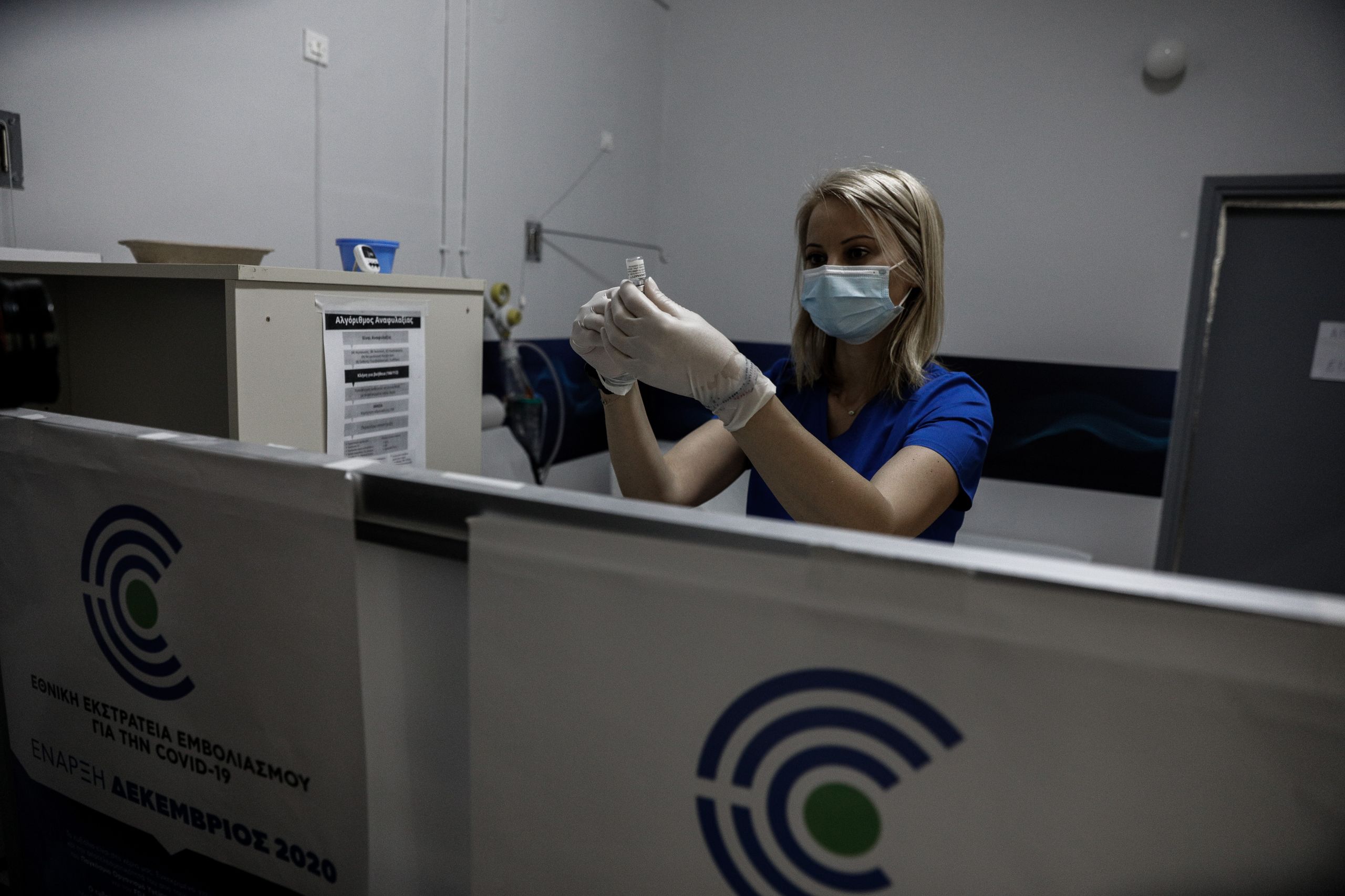 Εμβόλια κορωνοϊός: Τα πιθανά συμπτώματα αν κάνετε AstraZeneca ή Pfizer