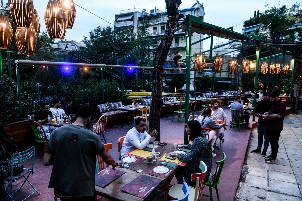 Άνοιγμα εστίαση: Πρώτο βράδυ στα μπαρ και τα εστιατόρια