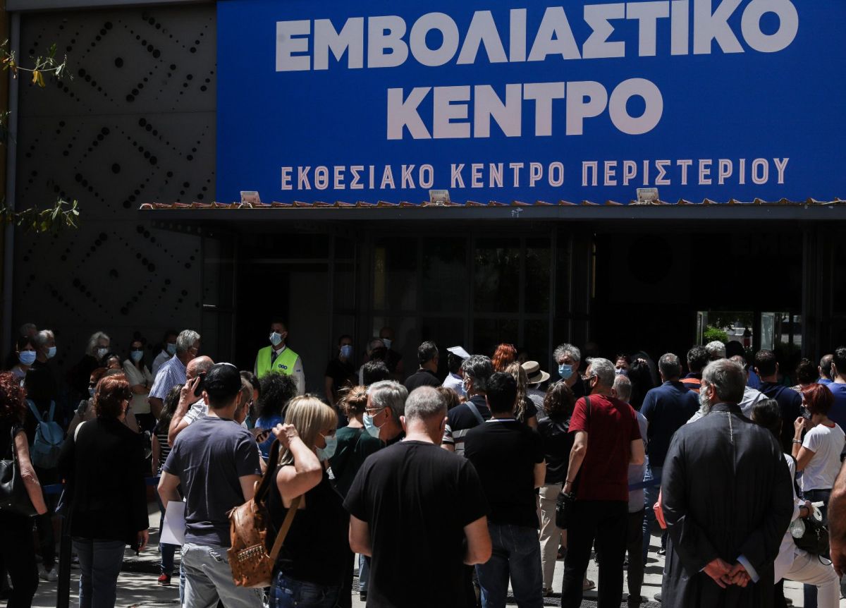 Περιστέρι: Τεράστια ουρά και αναμονή στο εμβολιαστικό κέντρο