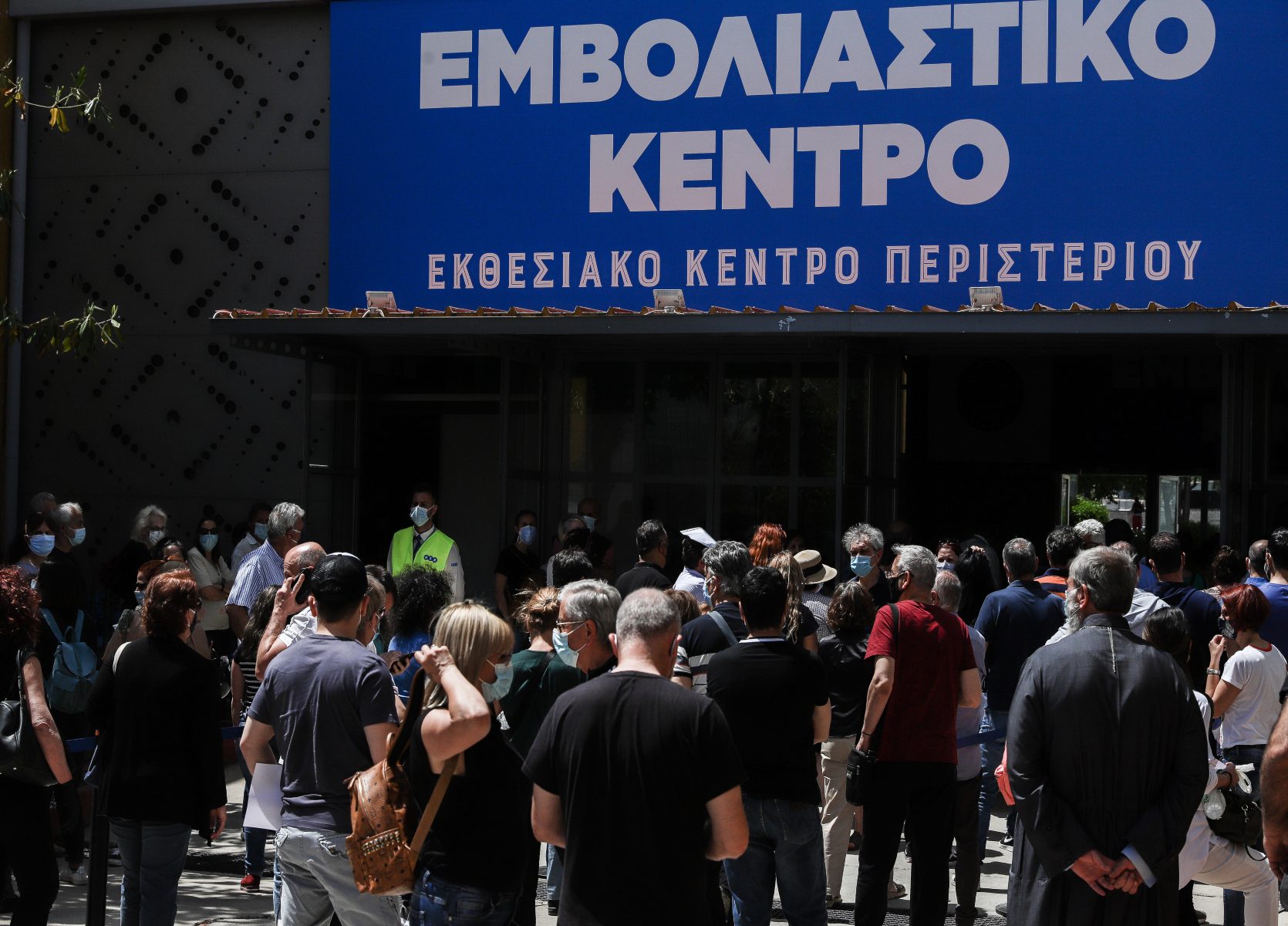 Περιστέρι: Τεράστια ουρά και αναμονή στο εμβολιαστικό κέντρο