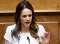 Έφη Αχτσιόγλου: Στην ευχέρεια του εργοδότη η 10ωρη εργασία – Καμία προστασία από τις απολύσεις [vid]