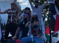 Bella Hadid: Σε πορεία διαμαρτυρίας με σημαία Παλαιστίνης Bella Hadid: Σε πορεία διαμαρτυρίας με σημαία Παλαιστίνης