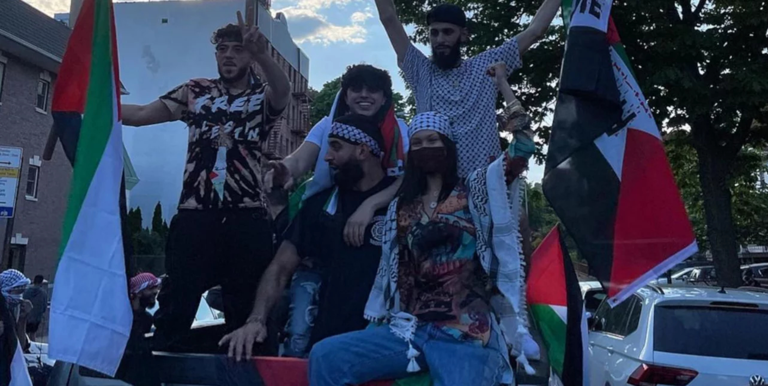 Bella Hadid: Σε πορεία διαμαρτυρίας με σημαία Παλαιστίνης