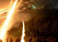 Χίος ρουκετοπόλεμος: Αναβίωσε το έθιμο Χίος ρουκετοπόλεμος: Αναβίωσε το έθιμο