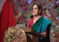 Εστέρ Ντιφλό: Υποστηρίζει την άρση των πατεντών για τα εμβόλια