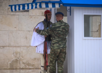 Ηρώδου Αττικού: Μεθυσμένος πρώην ΟΥΚάς πήγε να αρπάξει όπλο από Εύζωνα Ηρώδου Αττικού: Μεθυσμένος πρώην ΟΥΚάς πήγε να αρπάξει όπλο από Εύζωνα