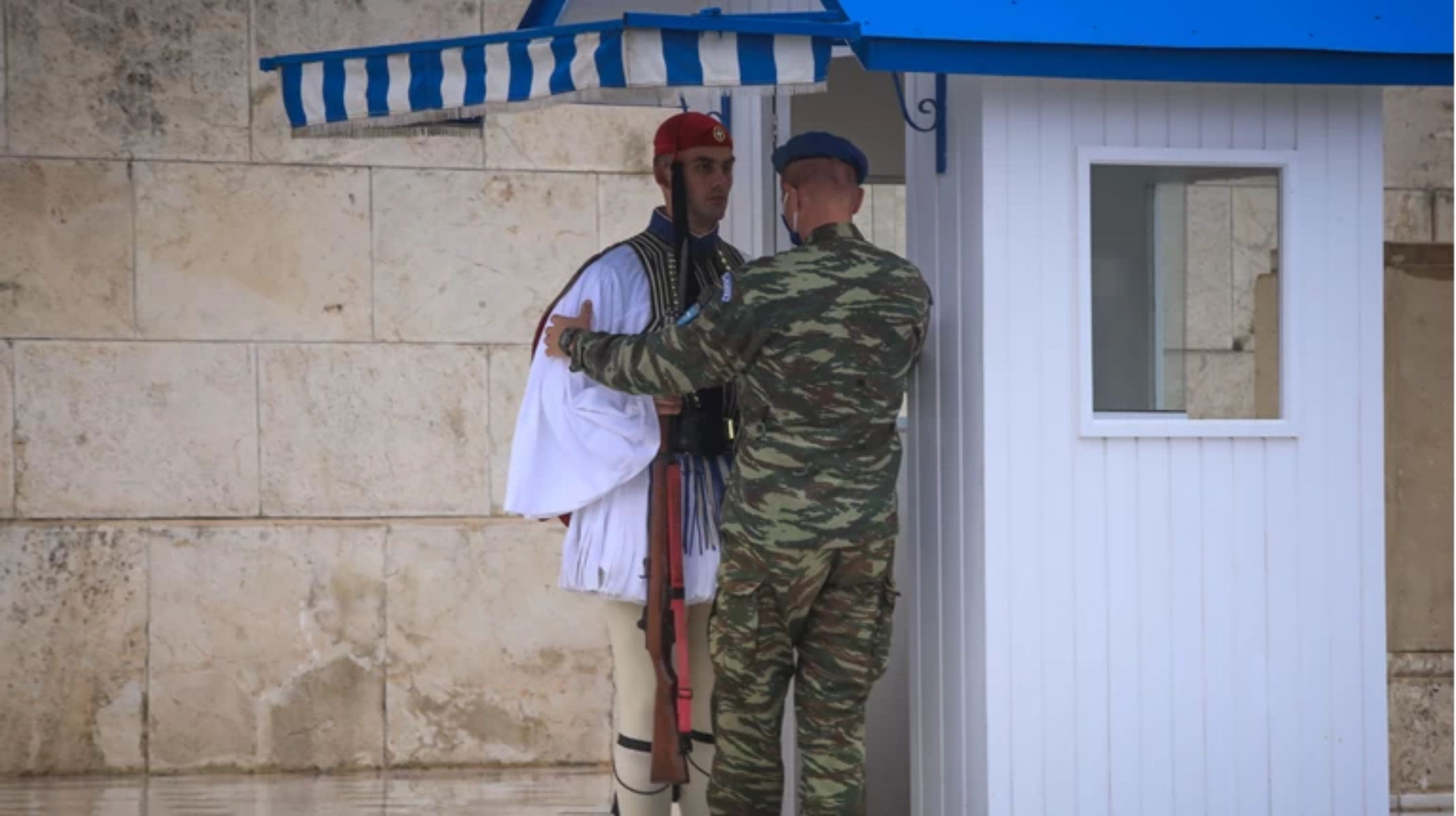 Ηρώδου Αττικού: Μεθυσμένος πρώην ΟΥΚάς πήγε να αρπάξει όπλο από Εύζωνα