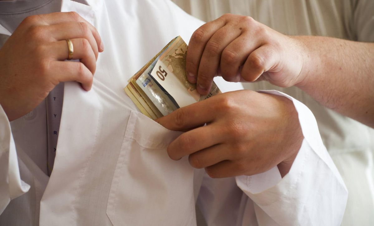 Θεσσαλονίκη: Φυλάκιση 10 μηνών σε γιατρό νοσοκομείου για φακελάκι