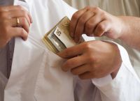 Θεσσαλονίκη: Φυλάκιση 10 μηνών σε γιατρό νοσοκομείου για φακελάκι Θεσσαλονίκη: Φυλάκιση 10 μηνών σε γιατρό νοσοκομείου για φακελάκι