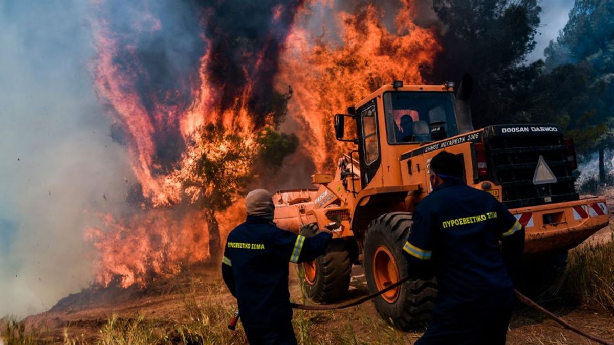 Φωτιά στα Μέγαρα: Αναζωπύρωση του πύρινου μετώπου