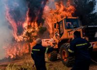 Φωτιά στα Μέγαρα: Αναζωπύρωση του πύρινου μετώπου