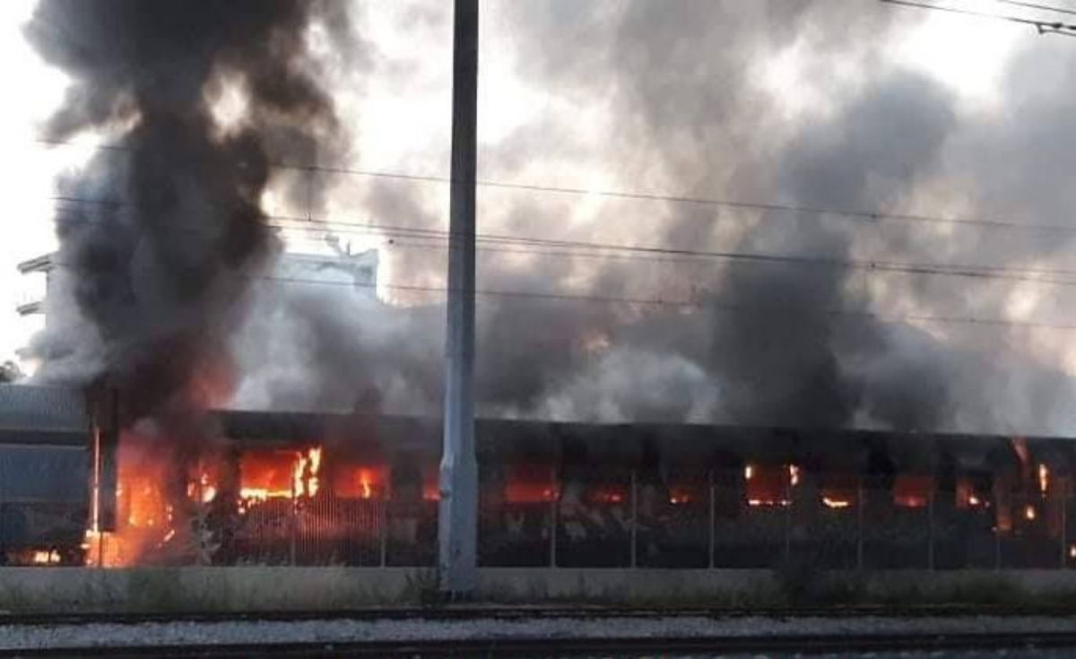 Θεσσαλονίκη: Ξέσπασε φωτιά σε εγκαταλελειμμένα βαγόνια