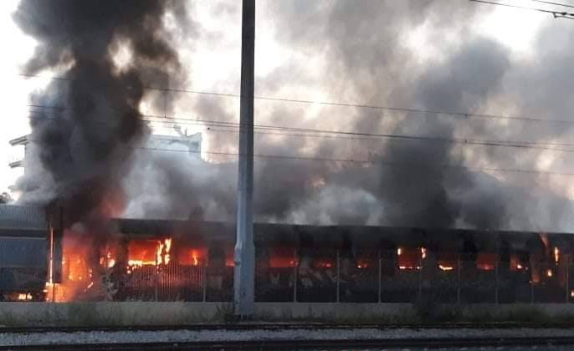 Θεσσαλονίκη: Ξέσπασε φωτιά σε εγκαταλελειμμένα βαγόνια