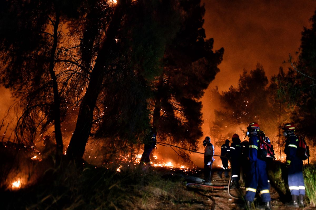 Φωτιά στον Σχίνο Κορινθίας: Nέο μήνυμα από το 112 για εκκένωση τεσσάρων οικισμών και μιας μονής