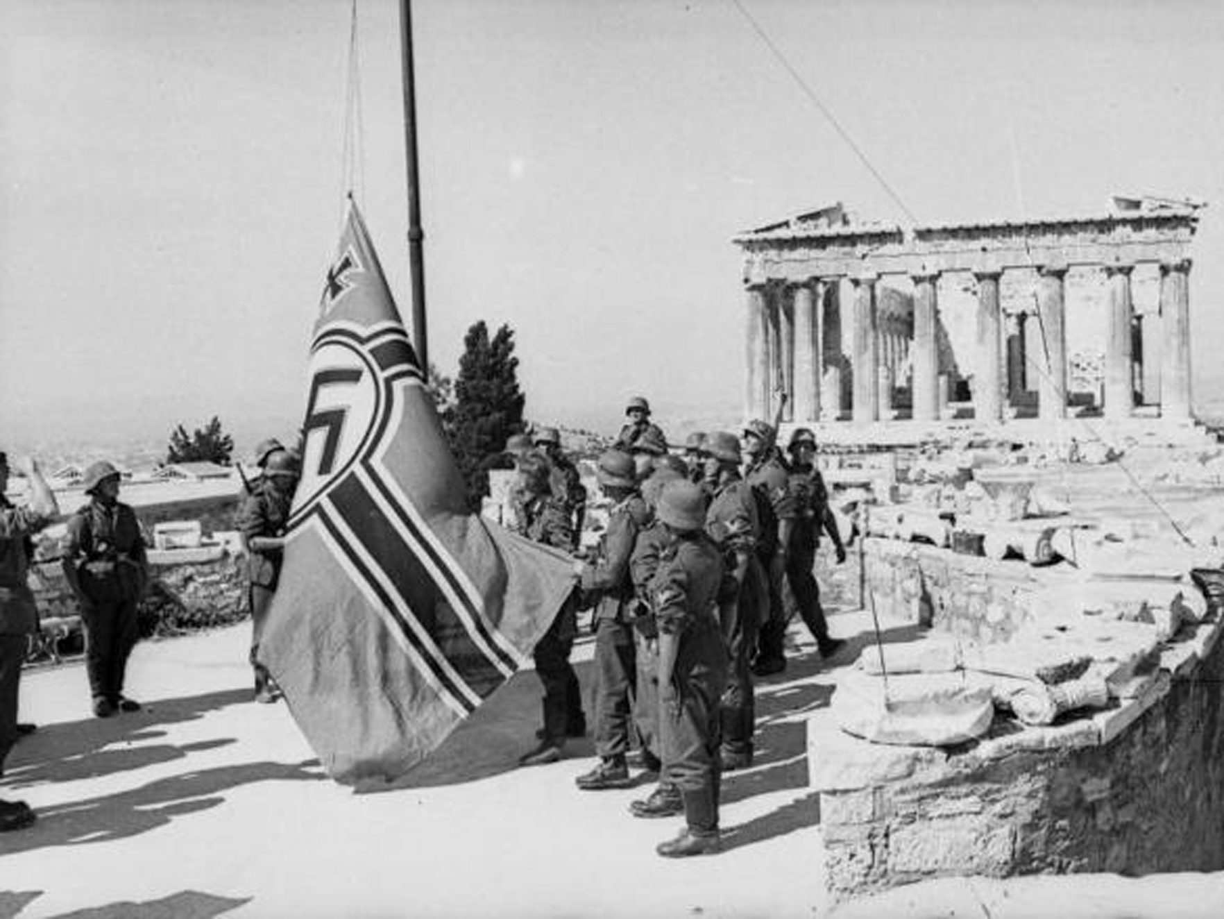 Υποστολή γερμανικής σημαίας από την Ακρόπολη: Μια πράξη που ενέπνευσε τους Έλληνες