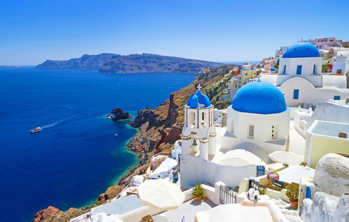 Forbes: Η Ελλάδα στην κορυφή των κρατήσεων των Αμερικανών το Μάιο